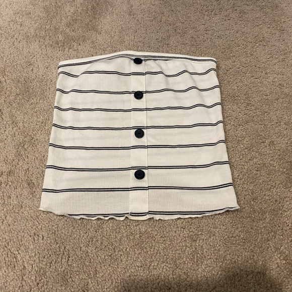 Caution to the wind black and white tub top - Picture 3 of 3